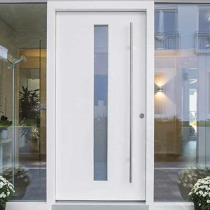 Weiße Eingangstür aus Aluminium eingefasst in vollformatige Glasscheiben rechts und links