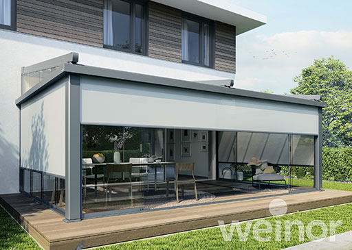 Ausschnitt Haus mit Gartenterrasse aus Holz, Überdachung in Alu/Glas mit Sonnenschutz rundum