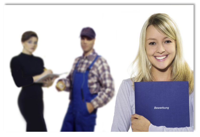 Junge Frau mit einer Bewerbungsmappe im Vordergrund, Handwerker und Büroangestellte im Hintergrund