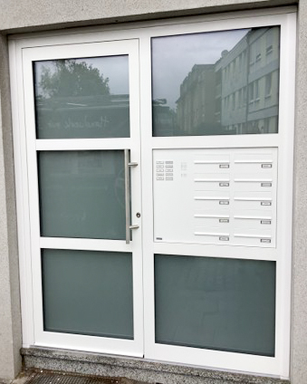 abacus-nachher Aufnahme einer neuen Eingangstür nach der Modernisierung durch NEUMEYER.