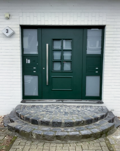 cc-immobilien-nachher Aufnahme einer neuen Eingangstür nach der Modernisierung durch NEUMEYER.