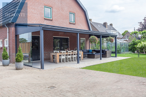 Terrassendach Pigato der Firma Deponti-Ansicht frontal.