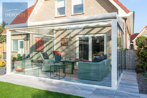 Terrassendach Pigato der Firma Deponti in weiß mit runden Streben.