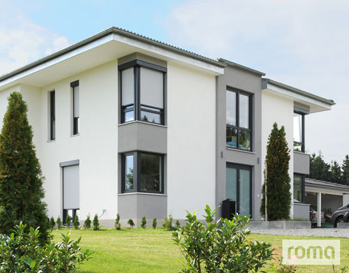 Modernes 2-etagiges Bungalow in weiß mit Rollläden der Firma Roma.