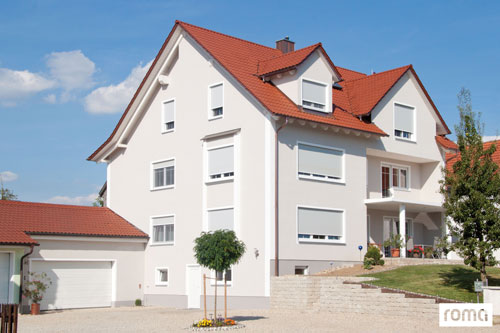 Ein Mehrfamilienhaus mit sanierten Rollläden Thermo2 der Firma Roma.