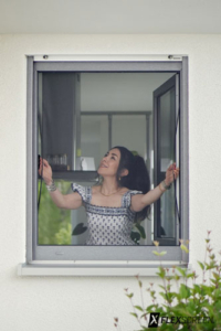 img-nd-flexscreen-einsetzen Schritt 3: Einsatz des Insektenschutzes der Firma Flexscreen am Fenster.