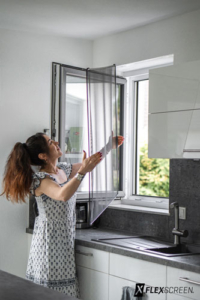 img-nd-flexscreen-einsetzen1 Schritt 2: Einsatz des Insektenschutzes der Firma Flexscreen am Fenster.
