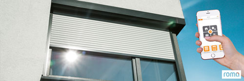 Vollformatige Ansicht eines Fensters ausgestattet mit Rollläden der Firma Roma.