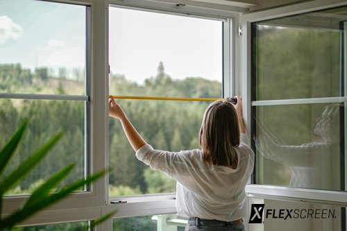 Maßnehmen für Insektenschutz der Firma Flexscreen am Fenster.