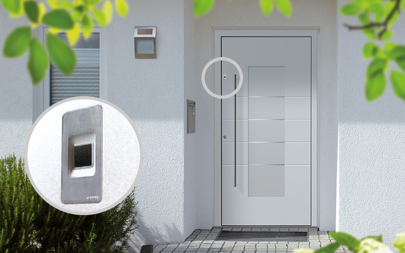 weiße Aluminium Haustür mit Fingerprint-Öffnung