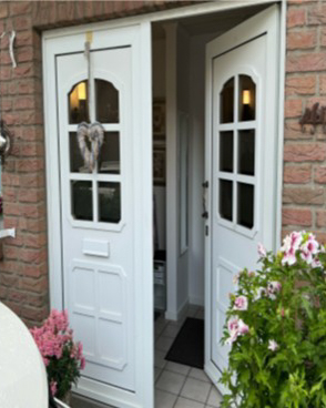 otto-vorher Aufnahme einer alten Eingangstür vor der Modernisierung durch NEUMEYER.