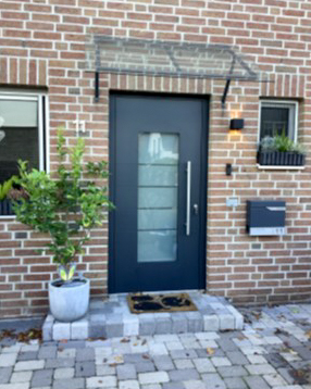 plathen-nachher Aufnahme einer neuen Eingangstür nach der Modernisierung durch NEUMEYER.