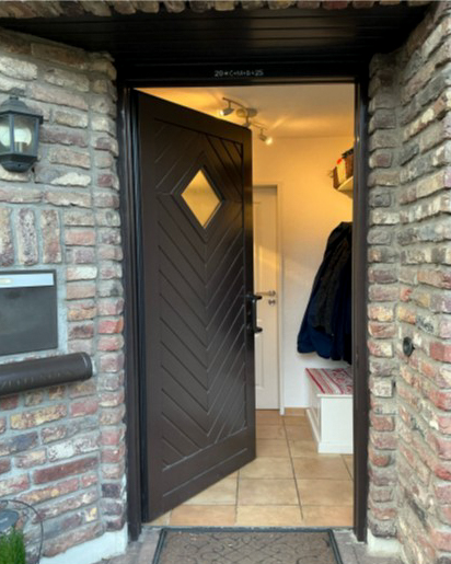 romberg-vorher Aufnahme einer alten Eingangstür vor der Modernisierung durch NEUMEYER.