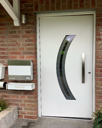 schlueter-nachher Aufnahme einer neuen Eingangstür nach der Modernisierung durch NEUMEYER.