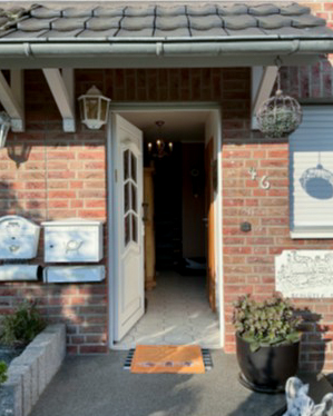 schlueter-vorher Aufnahme einer alten Eingangstür vor der Modernisierung durch NEUMEYER.