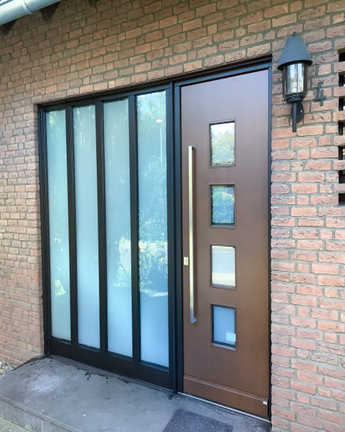 schwan-nachher Aufnahme einer neuen Eingangstür nach der Modernisierung durch NEUMEYER.