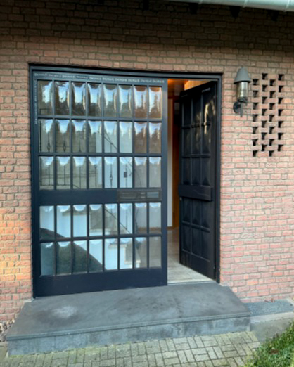 schwan-vorher Aufnahme einer alten Eingangstür vor der Modernisierung durch NEUMEYER.