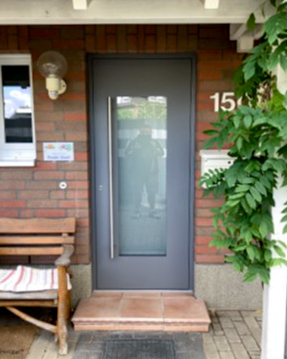 seidel-nachher Aufnahme einer neuen Eingangstür nach der Modernisierung durch NEUMEYER.