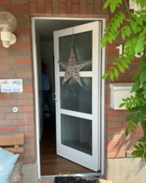 seidel-vorher Aufnahme einer alten Eingangstür vor der Modernisierung durch NEUMEYER.