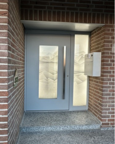 vossen-nachher Aufnahme einer neuen Eingangstür nach der Modernisierung durch NEUMEYER.