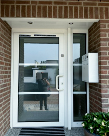 vossen-vorher Aufnahme einer alten Eingangstür vor der Modernisierung durch NEUMEYER.