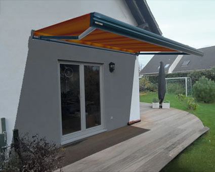 Eine neue Markise montiert an der eigenen Hauswand realistisch dargestellt durch die VR-Brille von weinor.